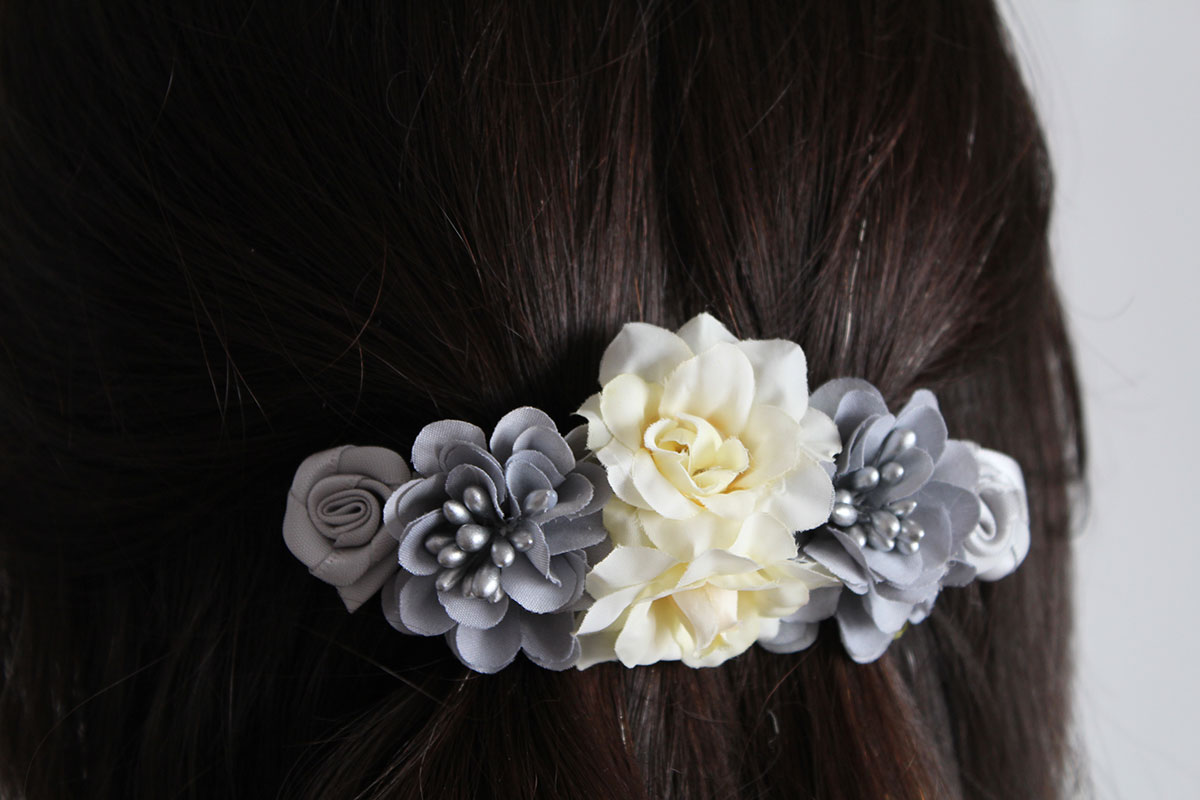 Pasador flores gris y beige niña - Imagen 8