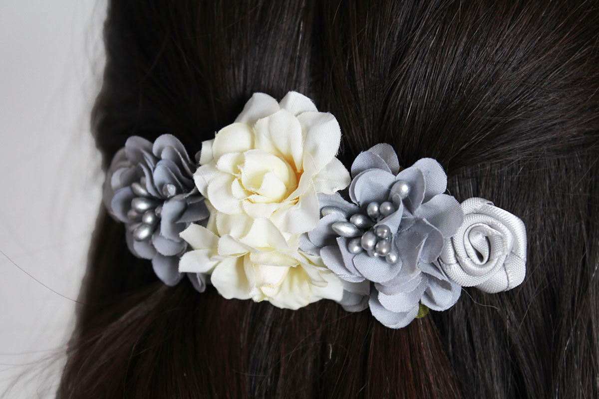 Pasador flores gris y beige niña - Imagen 2