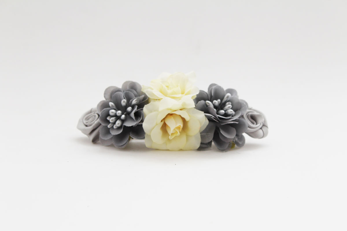 Pasador flores gris y beige niña - Imagen 3