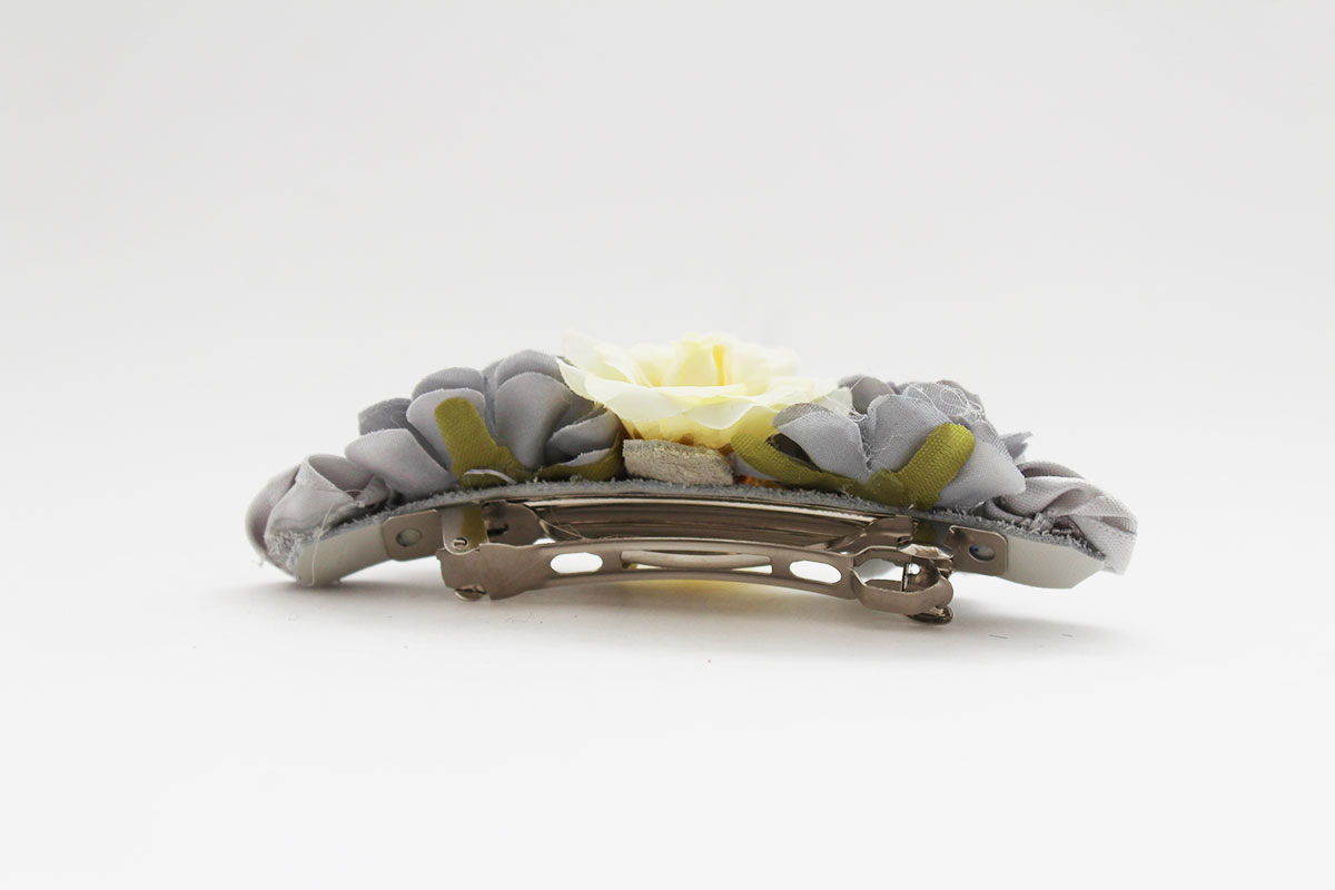 Pasador flores gris y beige niña - Imagen 4