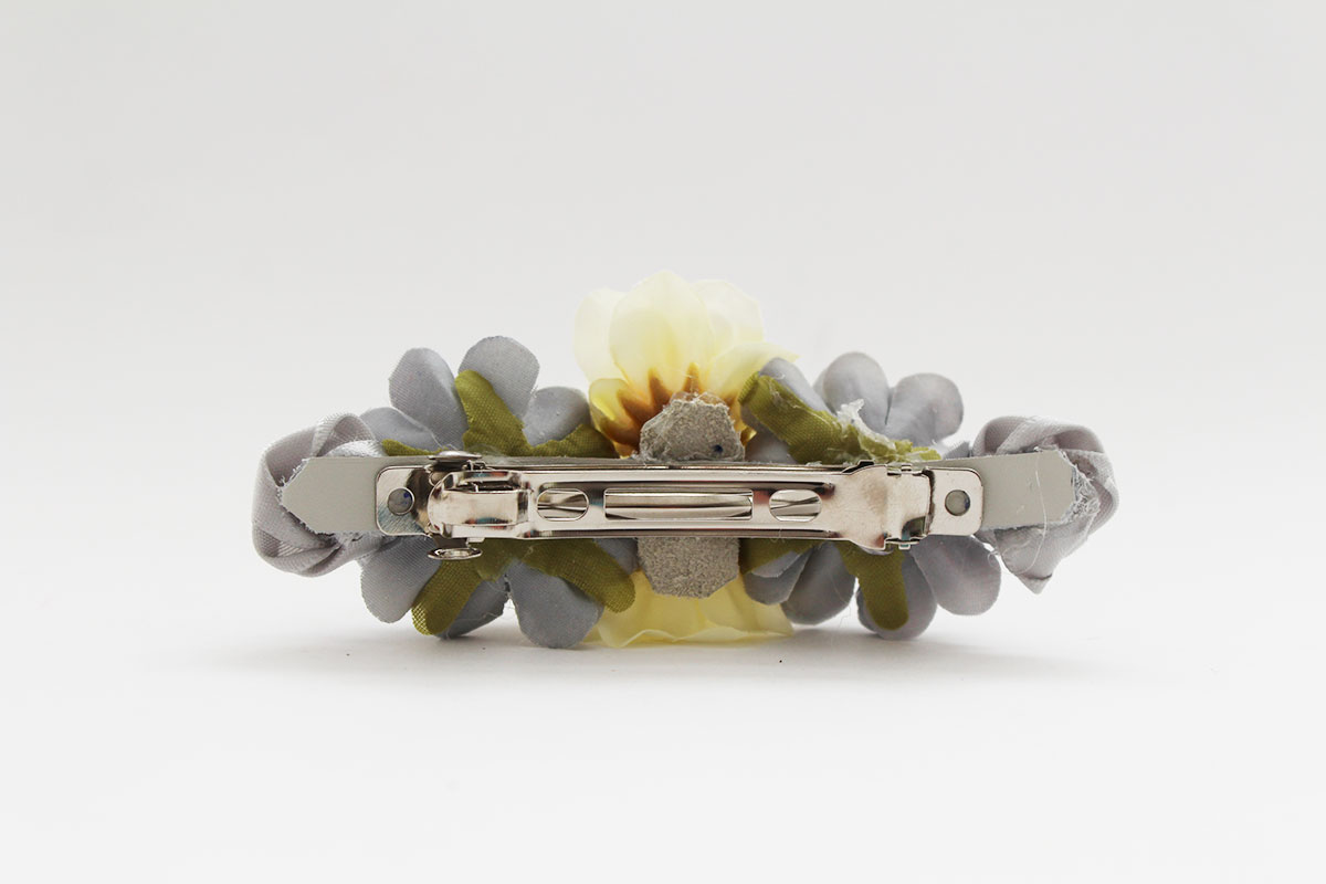 Pasador flores gris y beige niña - Imagen 5