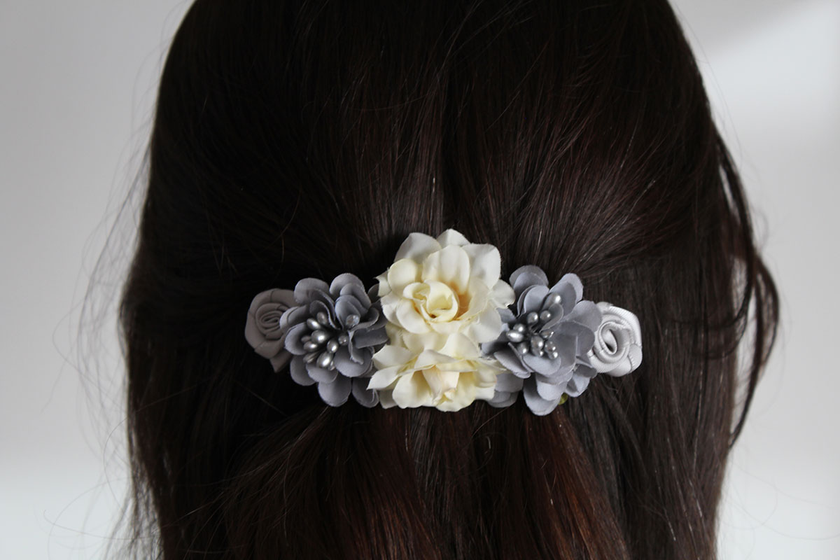 Pasador flores gris y beige niña - Imagen 6
