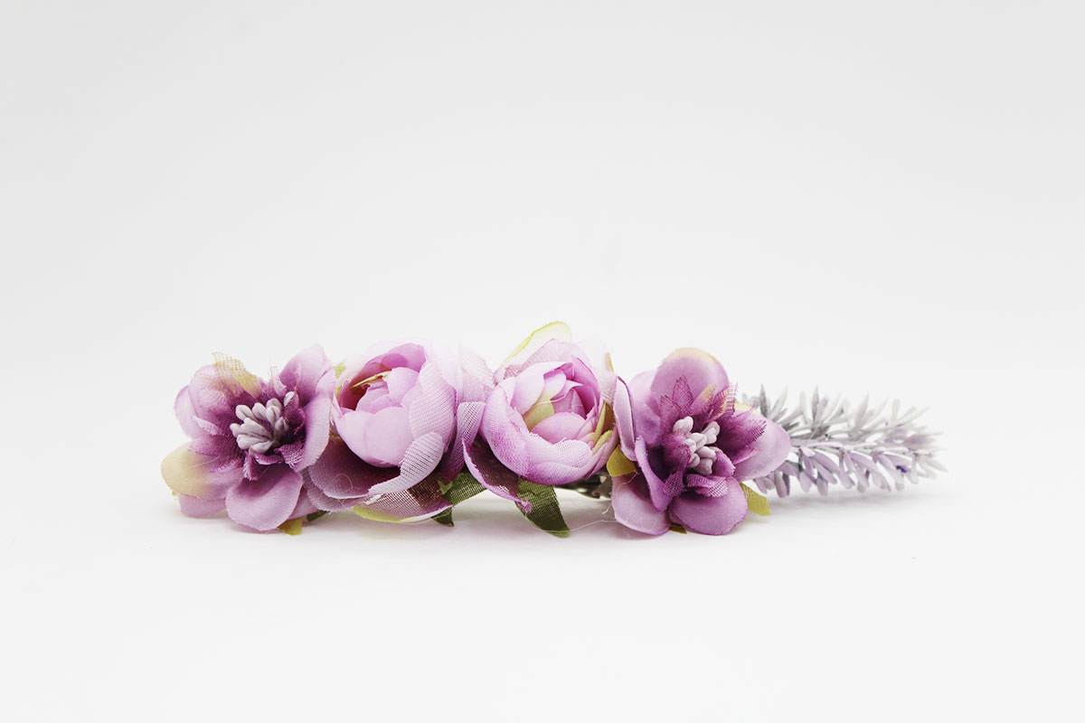 Pasador flores malva niña ceremonia - Imagen 2