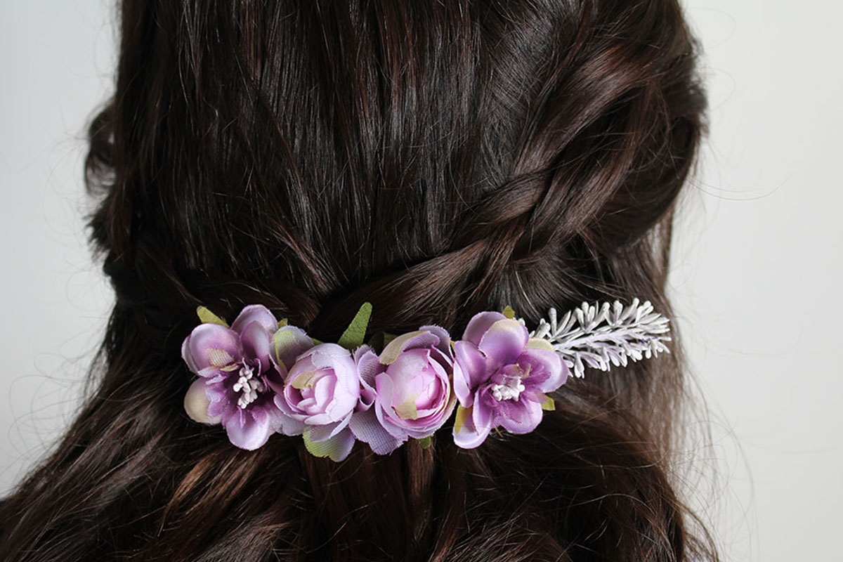 Pasador flores malva niña ceremonia - Imagen 4