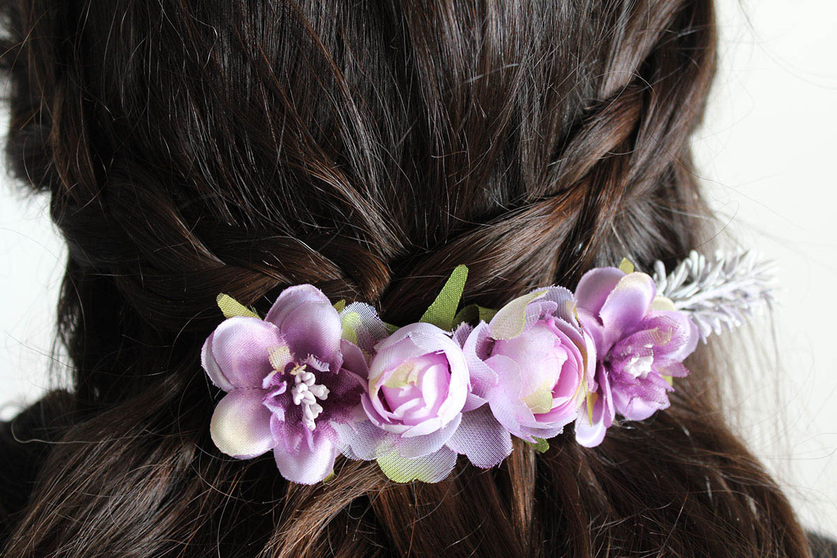 Pasador flores malva niña ceremonia - Imagen 3
