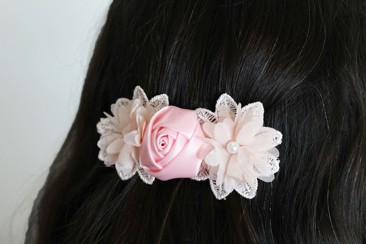 Pasador flores tonos rosa comunión niña - Imagen 4