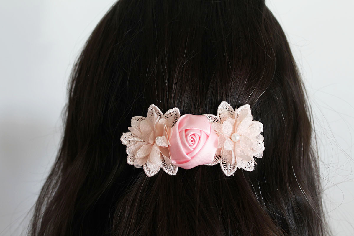Pasador flores tonos rosa comunión niña - Imagen 3