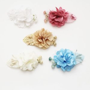 Pinza flor hojas niña ceremonia