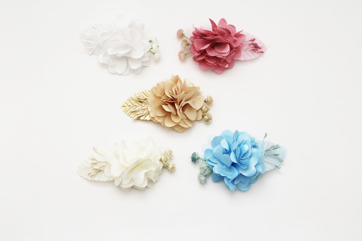 Pinza flor hojas niña ceremonia - Imagen 2