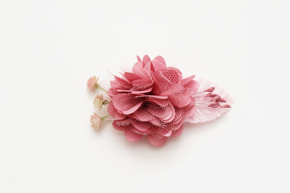 Pinza flor hojas niña ceremonia - Imagen 3