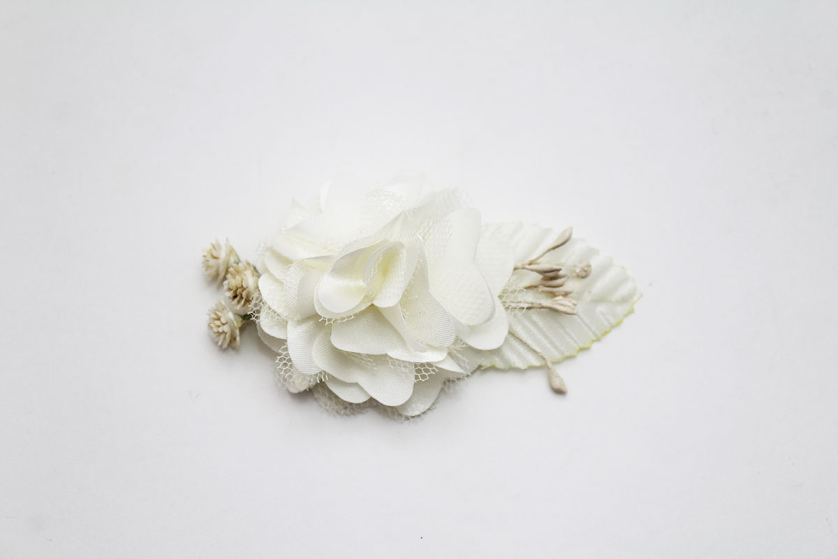 Pinza flor hojas niña ceremonia - Imagen 6