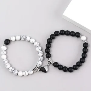 Par de pulseras para pareja blanco y negro con corazón imantado