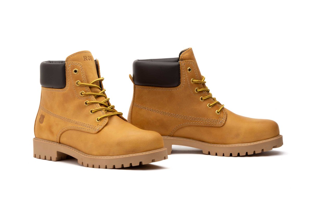 R83-11580 Bota para caballero en piel de color melocotón, con cordones ( hecho en España)