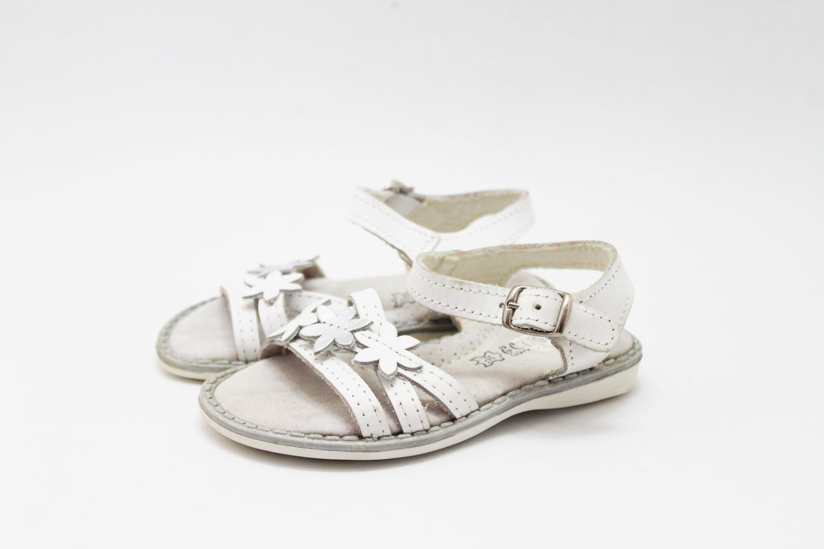 Sandalia blanca niña tiras diseño flores