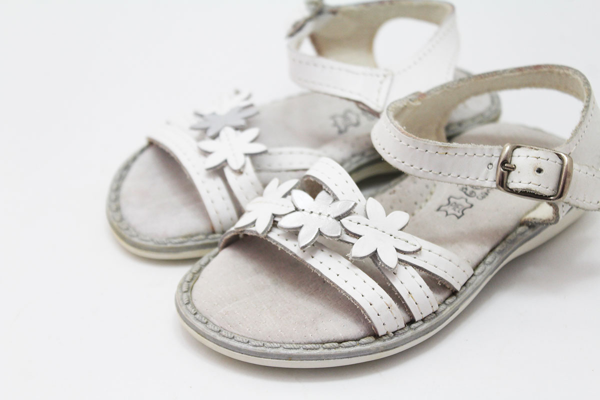 Sandalia blanca niña tiras diseño flores - Imagen 5