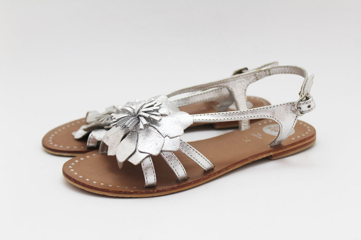 Sandalia flor grande plata Gioseppo