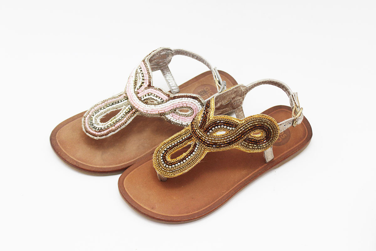 Sandalia niña perlas estilo bohemio Gioseppo