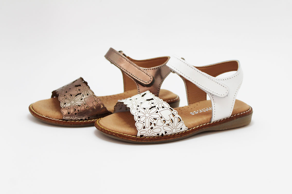 Sandalias niña bordado flores