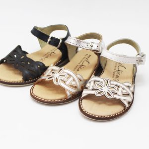 Sandalias niña grabadas hebilla
