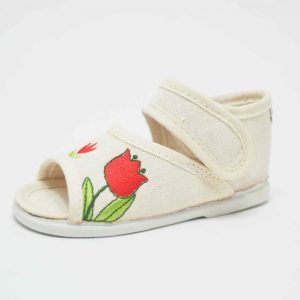 Sandalia de tela beige flor niña
