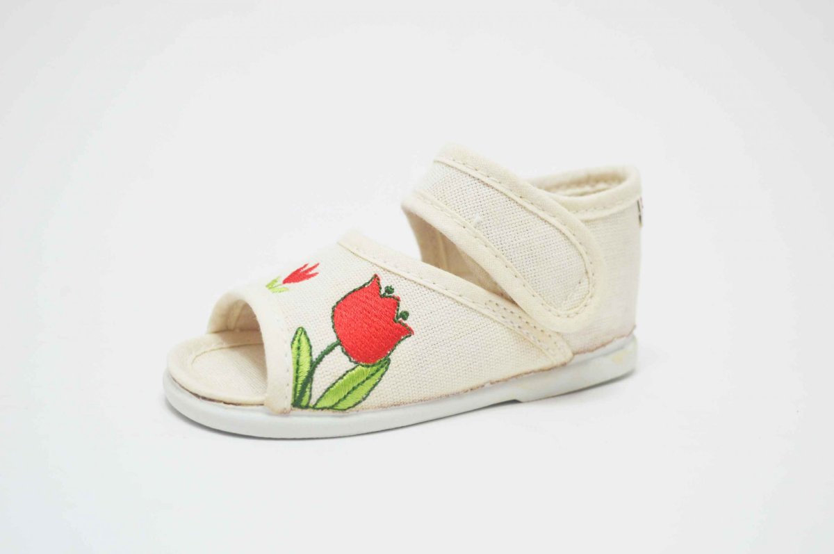 Sandalia de tela beige flor niña - Imagen 2
