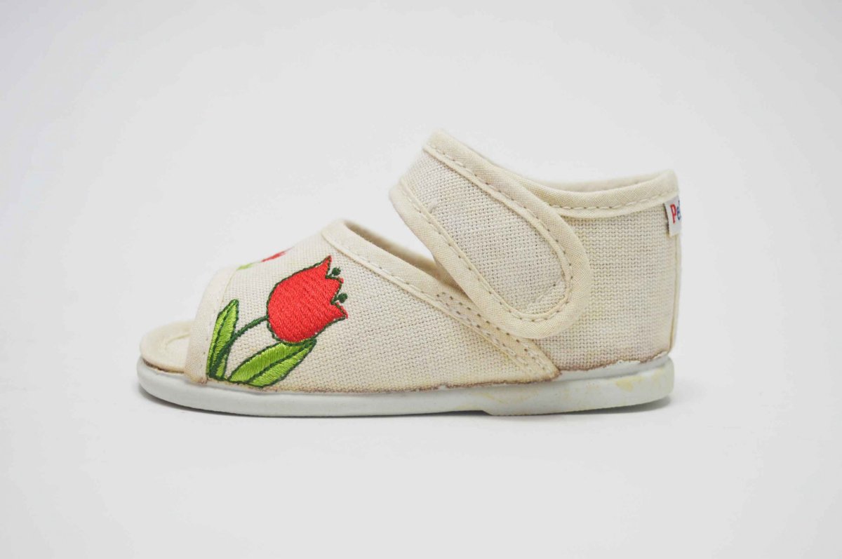Sandalia de tela beige flor niña - Imagen 4