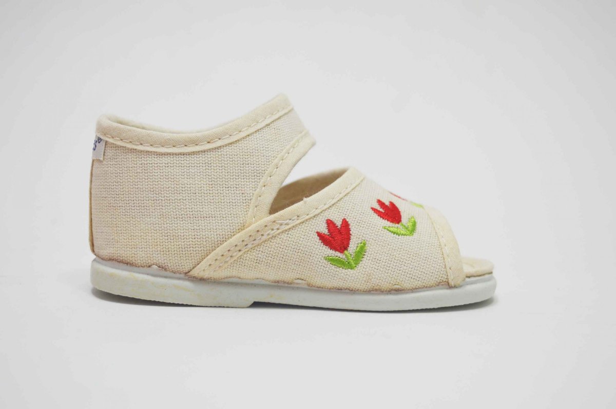 Sandalia de tela beige flor niña - Imagen 5