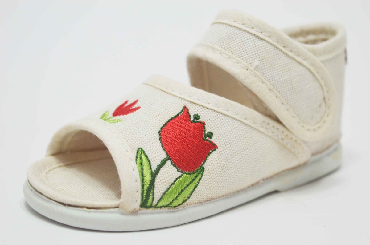 Sandalia de tela beige flor niña - Imagen 7