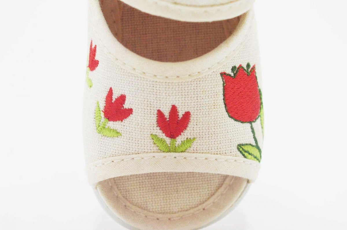 Sandalia de tela beige flor niña - Imagen 6