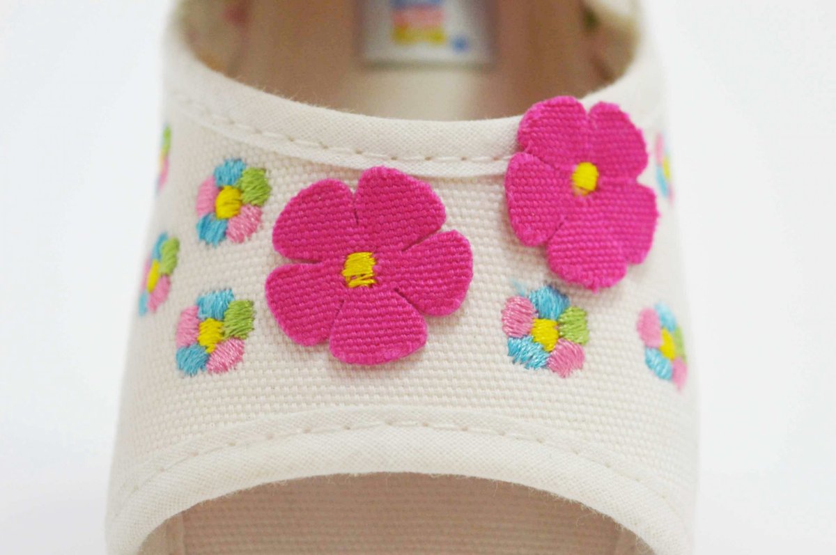 Sandalia de tela blanco flor niña - Imagen 7