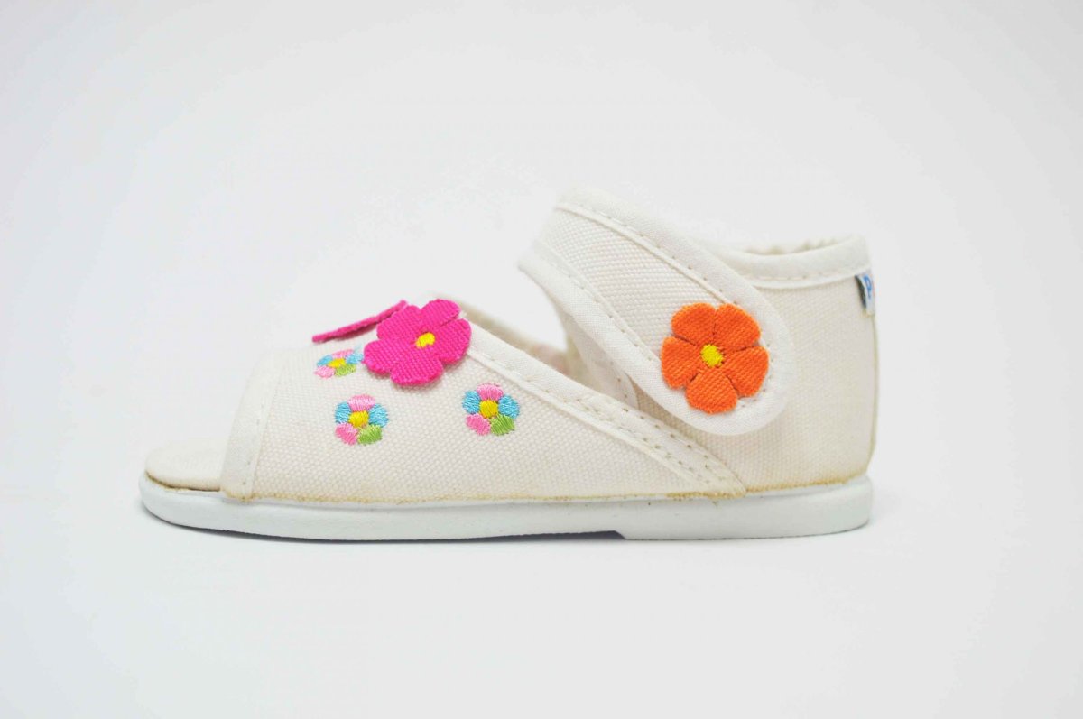 Sandalia de tela blanco flor niña - Imagen 3