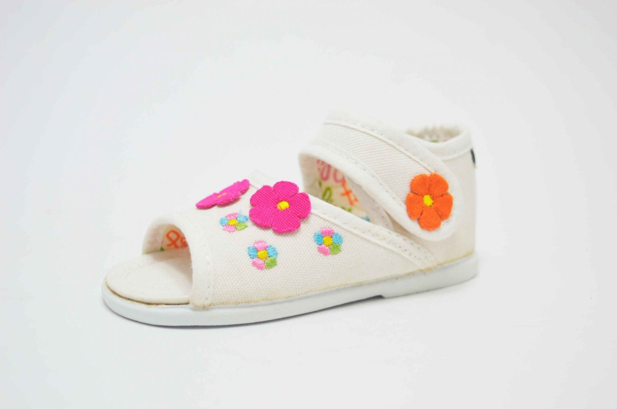 Sandalia de tela blanco flor niña