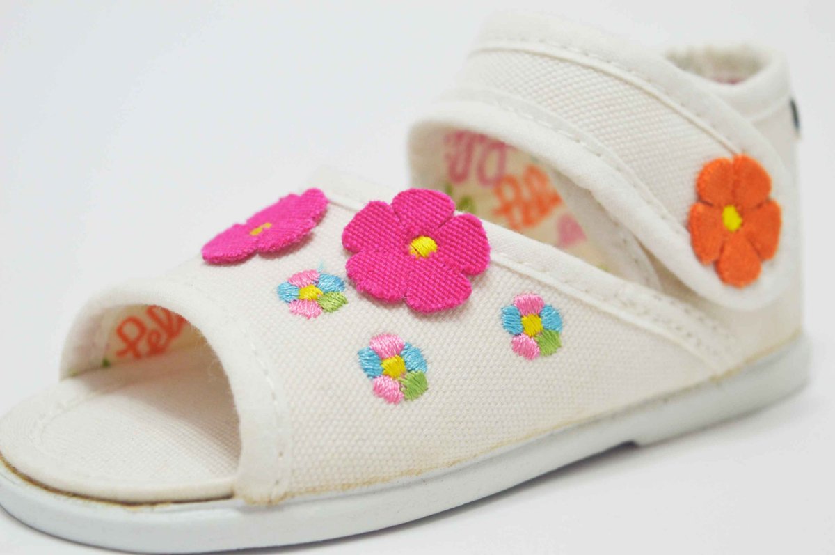 Sandalia de tela blanco flor niña - Imagen 6