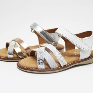 Sandalias tiras cruzadas niña