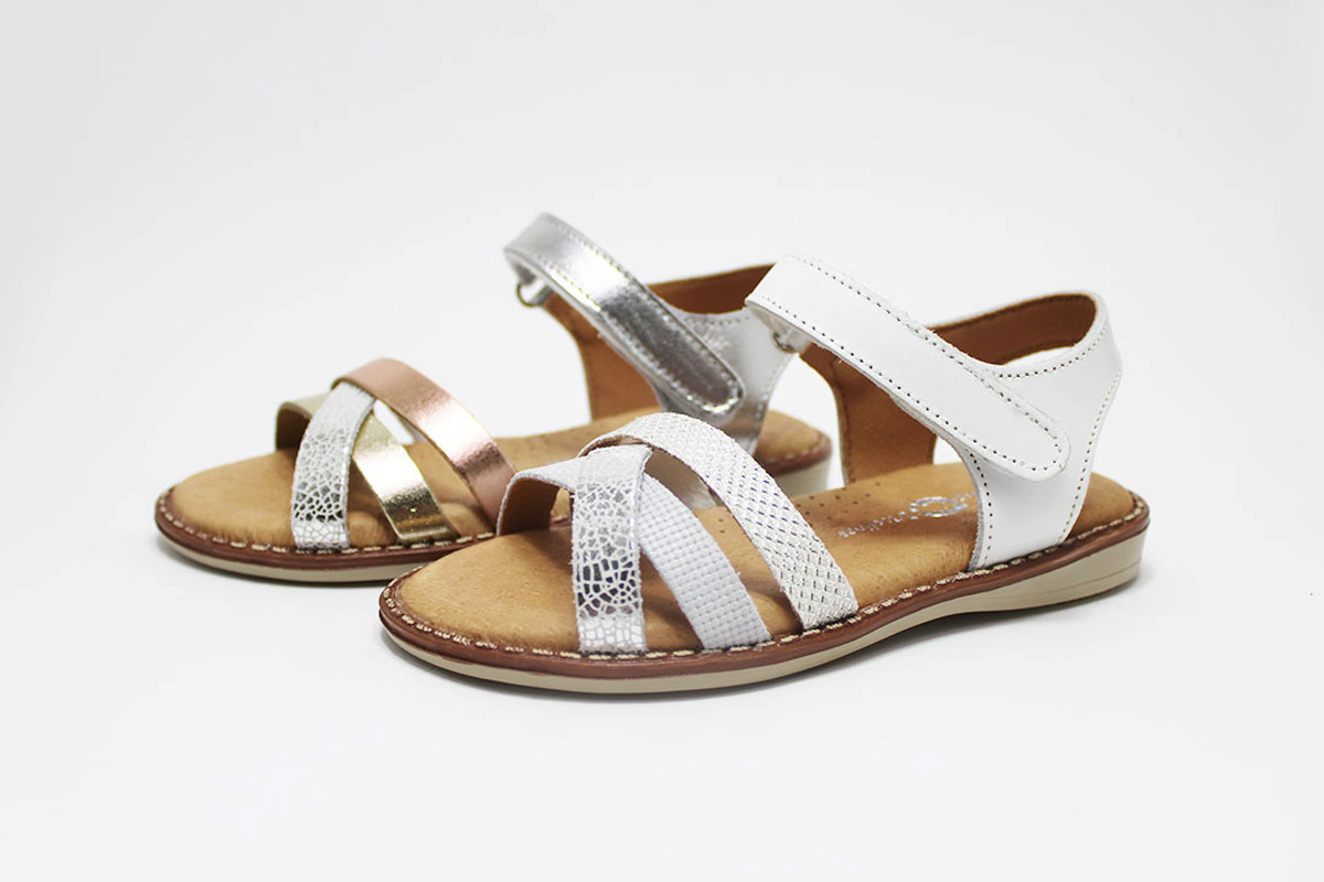 Sandalias tiras cruzadas niña