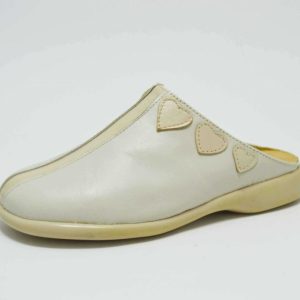 Zueco beige corazones niña
