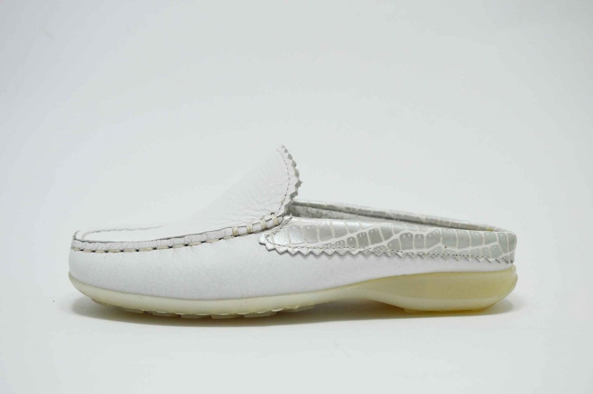 Zueco plano tipo mocasín blanco plata - Imagen 4