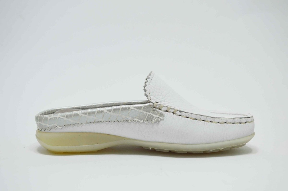 Zueco plano tipo mocasín blanco plata - Imagen 5