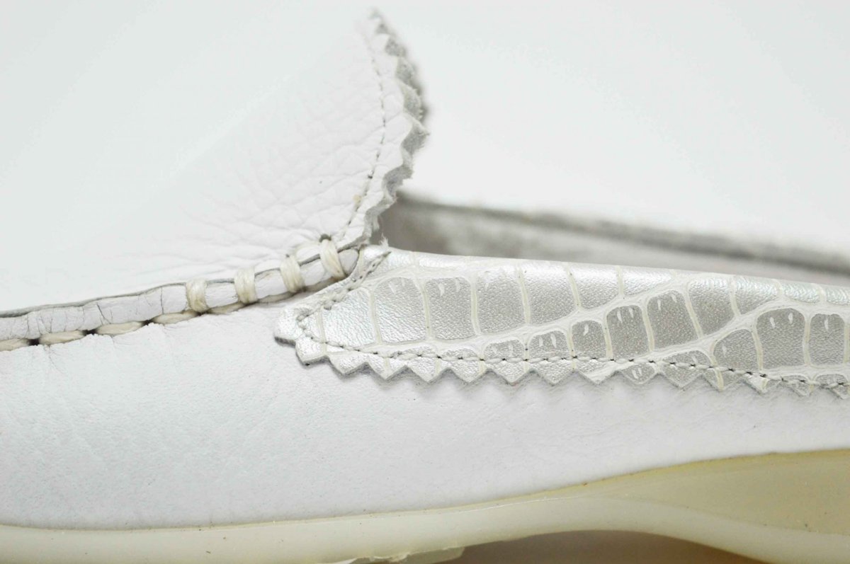 Zueco plano tipo mocasín blanco plata - Imagen 6