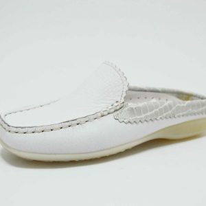 Zueco plano tipo mocasín blanco plata