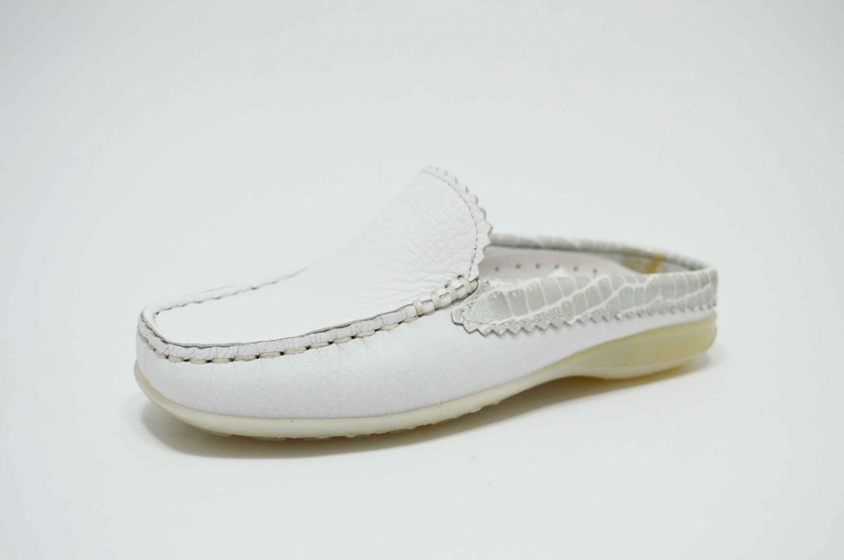 Zueco plano tipo mocasín blanco plata - Imagen 3