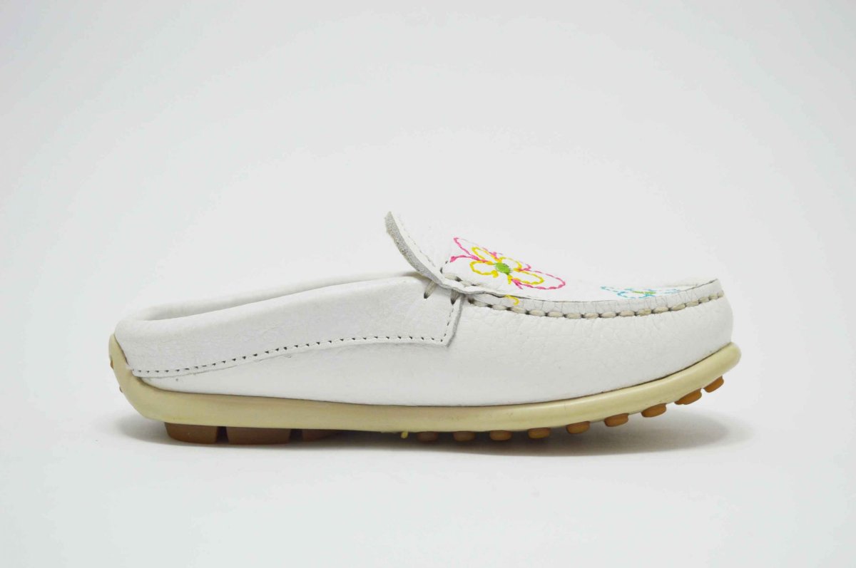 Zueco plano tipo mocasín flores bordadas - Imagen 5