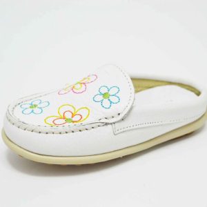 Zueco plano tipo mocasín flores bordadas