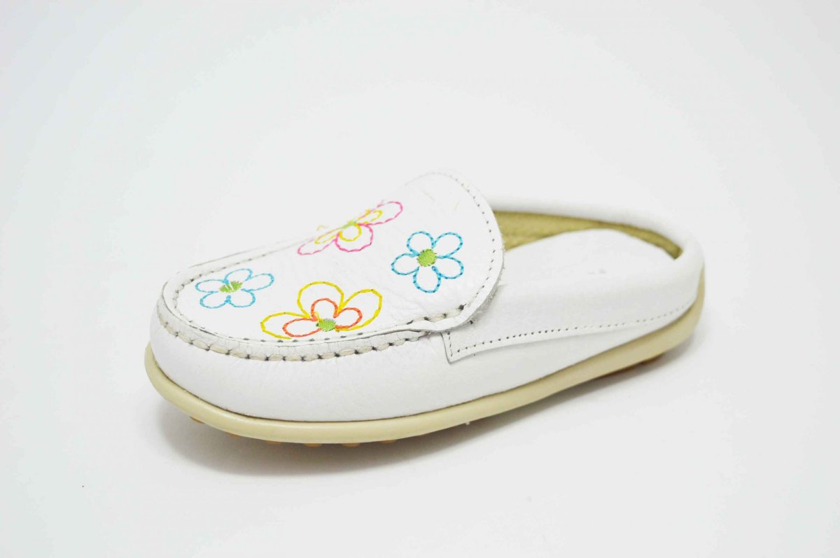 Zueco plano tipo mocasín flores bordadas - Imagen 3