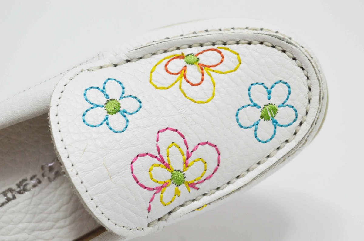 Zueco plano tipo mocasín flores bordadas - Imagen 6