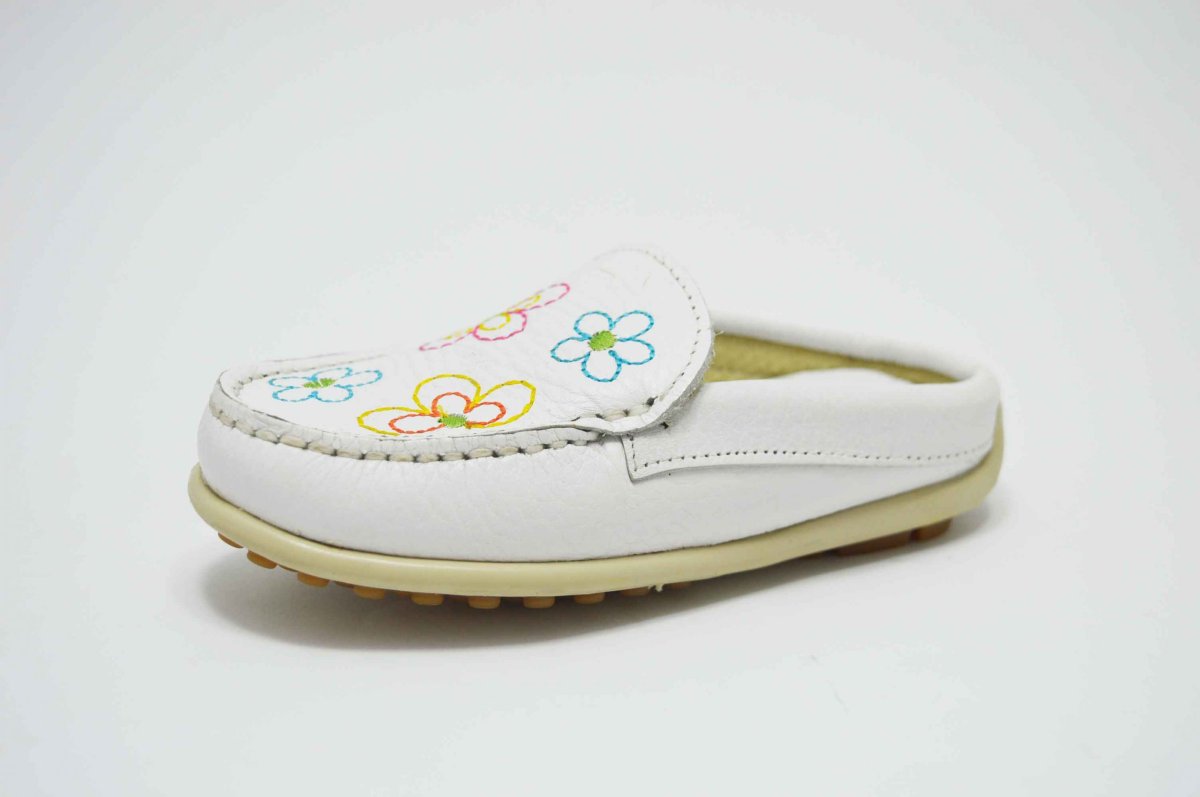 Zueco plano tipo mocasín flores bordadas - Imagen 7