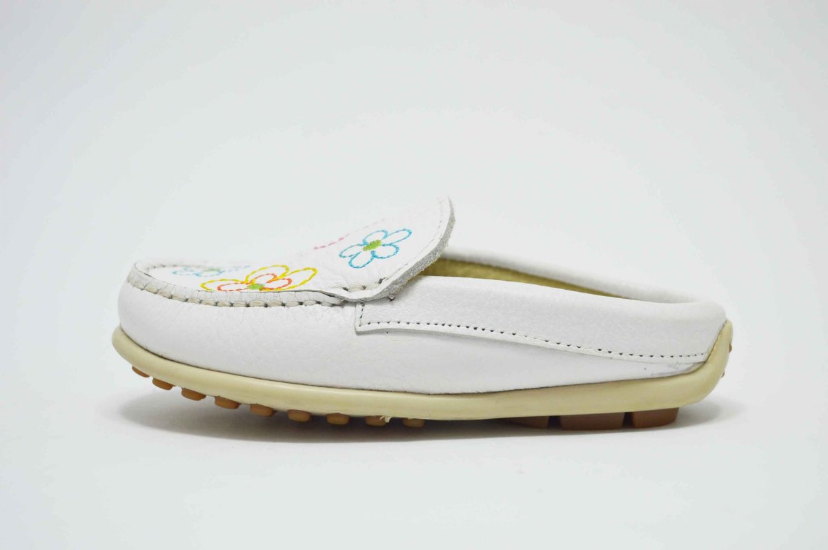 Zueco plano tipo mocasín flores bordadas - Imagen 4