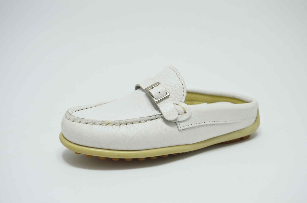 Zueco plano tipo mocasín niña