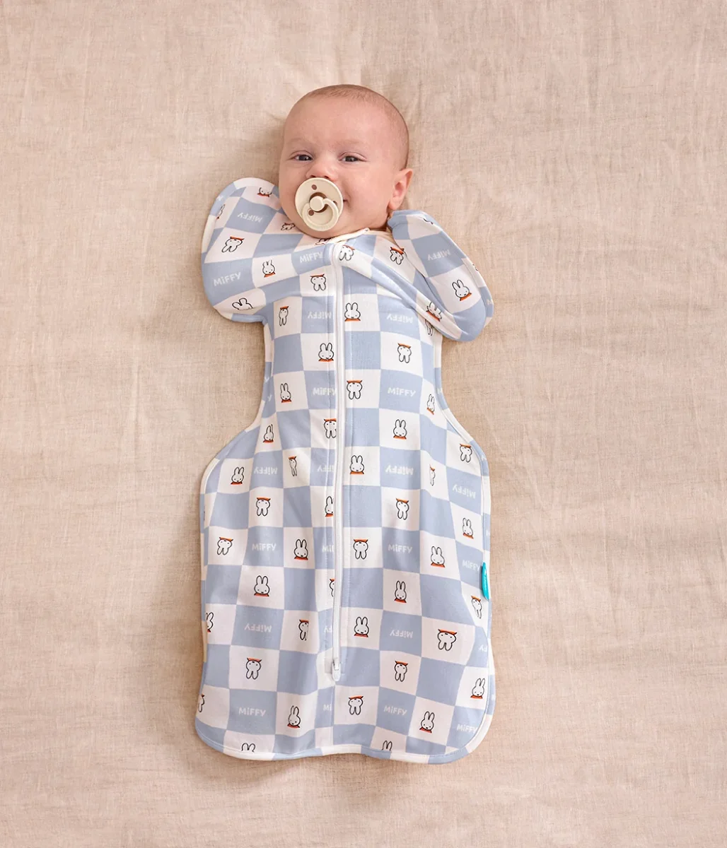 Swaddle Up™ Swaddle 1.0 TOG de Algodón Azul Miffy con Estampado de Cuadros - Imagen 2