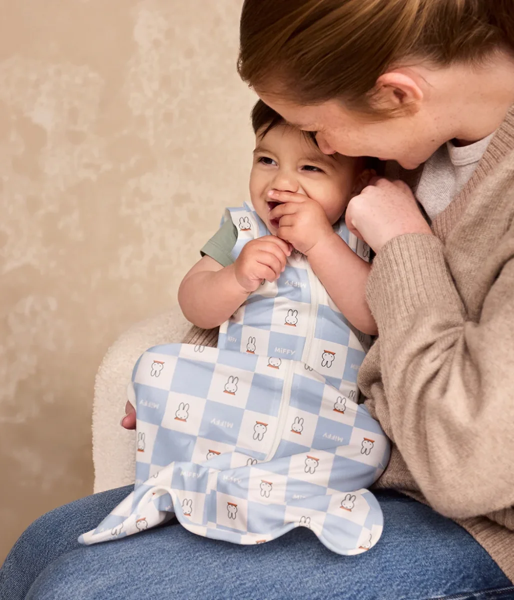 Swaddle Up™ 2 en 1 Saco de Transición 1.0 TOG de Algodón Azul Miffy con Estampado de Cuadros - Imagen 7